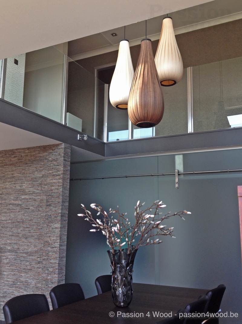 Passion 4 Wood 3 rain lights above table